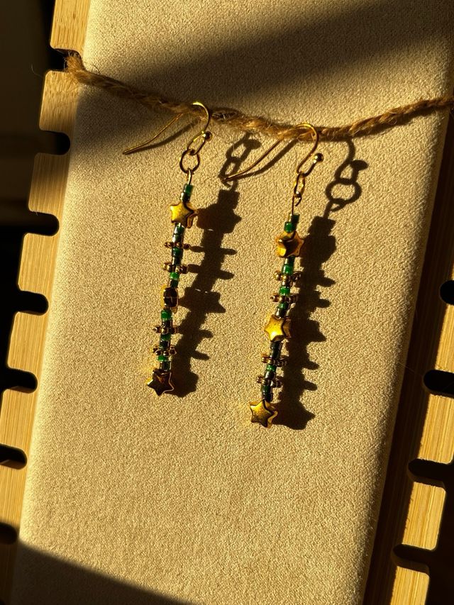Pendientes artesanos con estrellas y tonos verdes