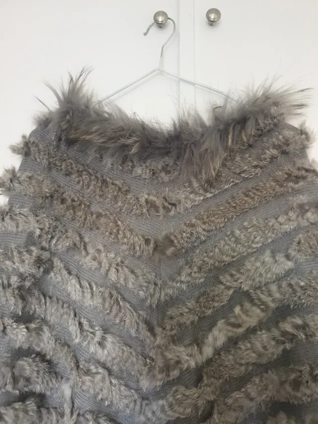Poncho gris de pelo natural