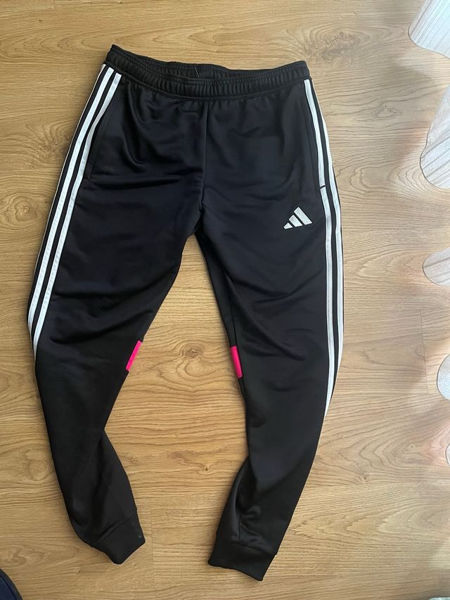 Pantalón Adidas Negro con Detalles Rosas