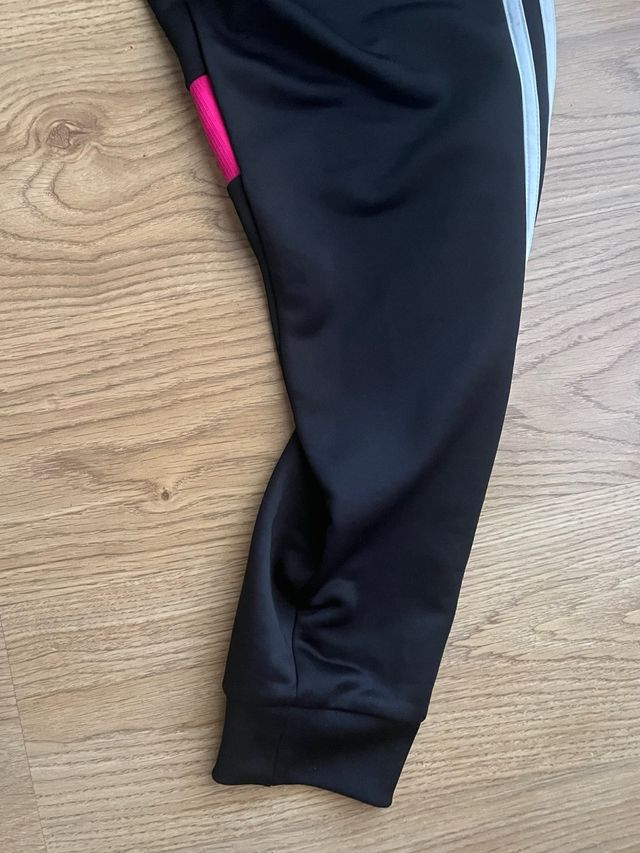 Pantalón Adidas Negro con Detalles Rosas