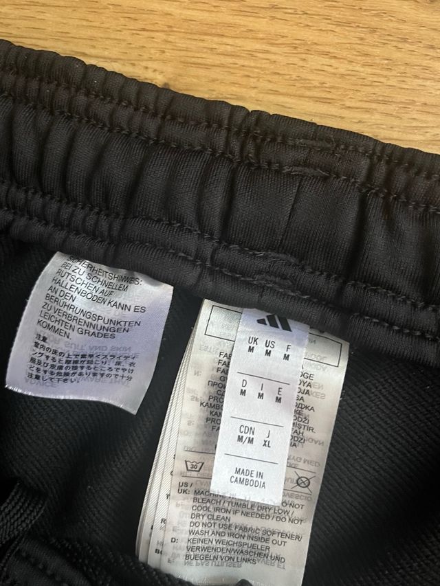 Pantalón Adidas Negro con Detalles Rosas