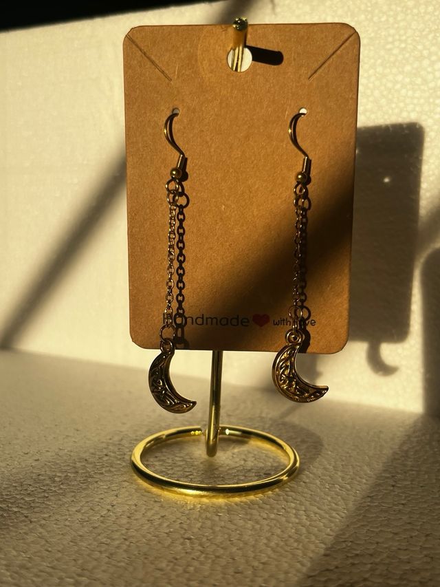 Pendientes artesanales dorados con luna en acero