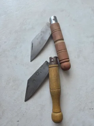 Coltelli da lavoro antichi in legno