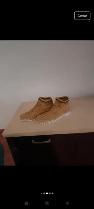 Botines de crochet beige y marrón