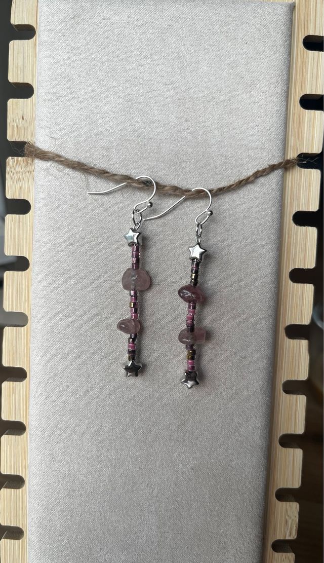 Pendientes artesanos de estrellas y cuarzo rosa
