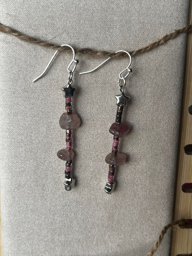 Pendientes artesanos de estrellas y cuarzo rosa