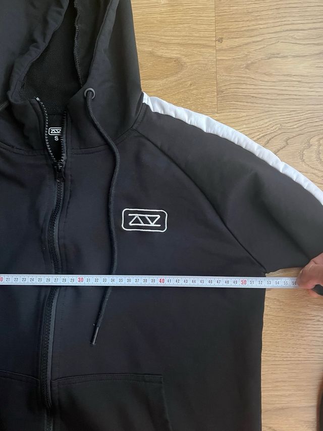 Sudadera con capucha PBS negra y blanca