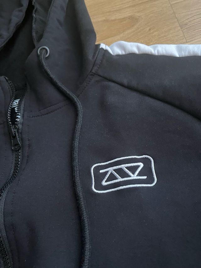 Sudadera con capucha PBS negra y blanca