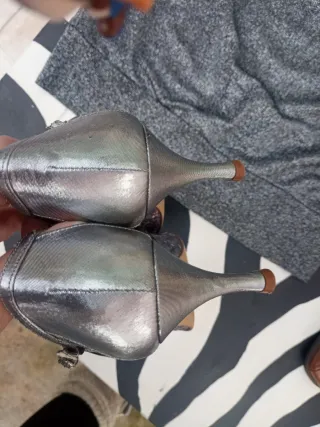 Tacones elegantes plateados talla 36
