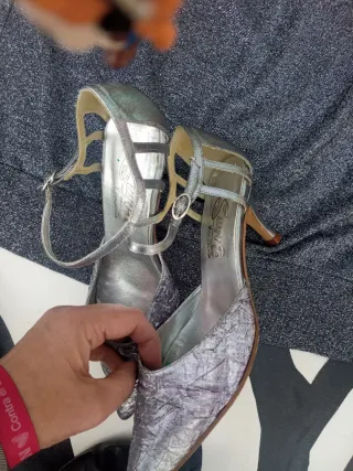 Tacones elegantes plateados talla 36