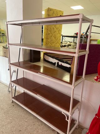 Estantería de hierro y madera