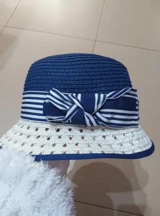 Sombrero azul y blanco para niña