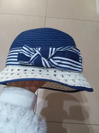 Sombrero azul y blanco para niña