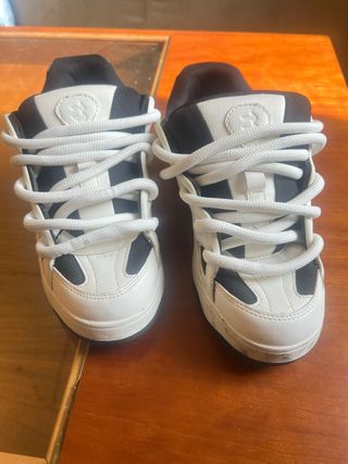 Zapatillas blancas y negras