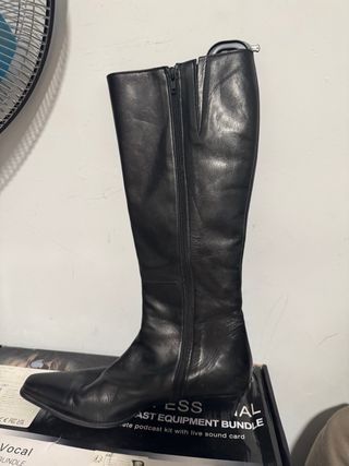 Botas altas de cuero negro