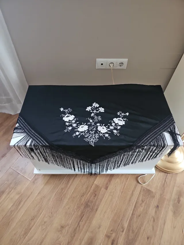 Mantón bordado floral negro
