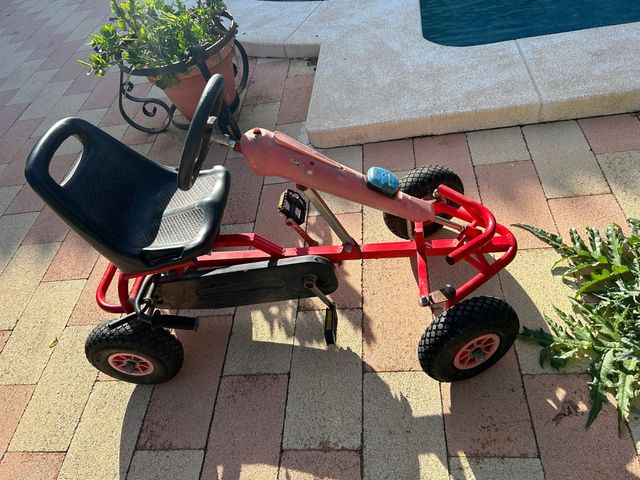 Coche a pedales rojo