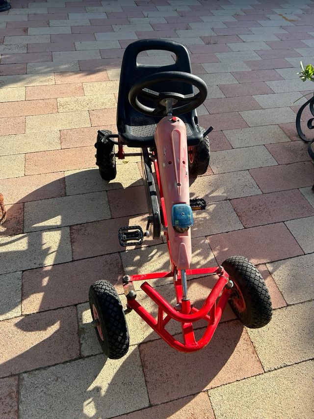 Coche a pedales rojo