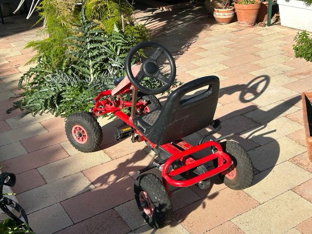 Coche a pedales rojo