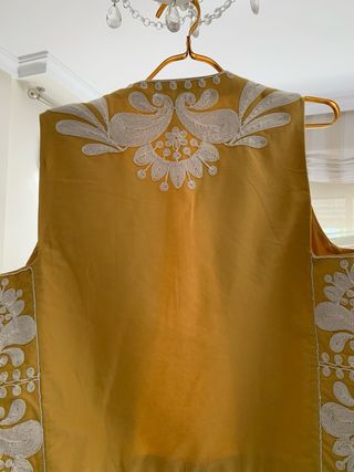 Chaleco Zara bordado blanco y amarillo