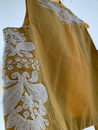 Chaleco Zara bordado blanco y amarillo