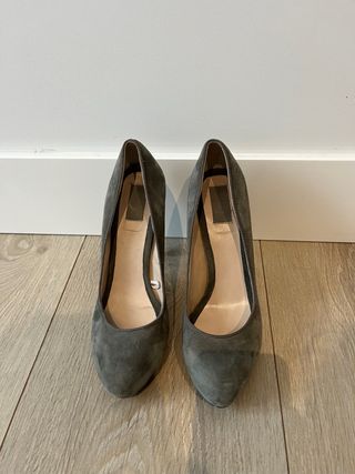 Zapatos de tacón Zara ante grises
