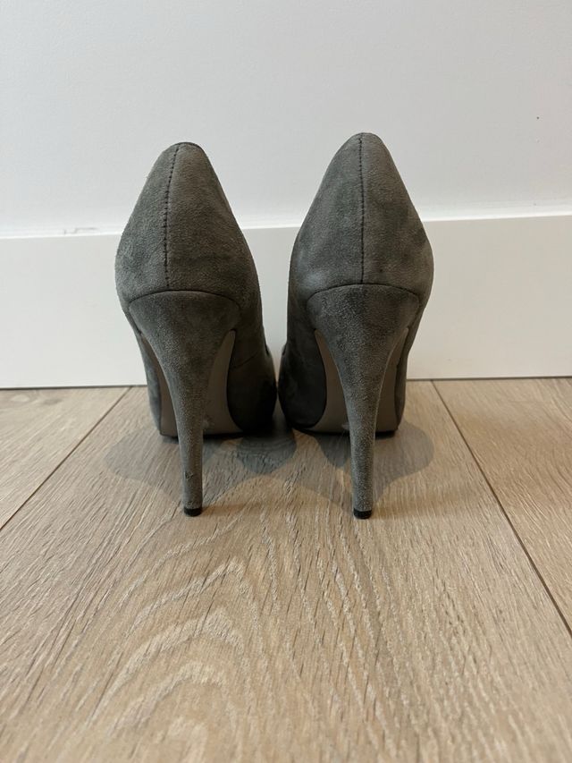 Zapatos de tacón Zara ante grises