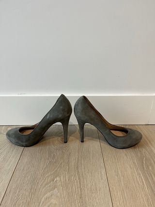 Zapatos de tacón Zara ante grises