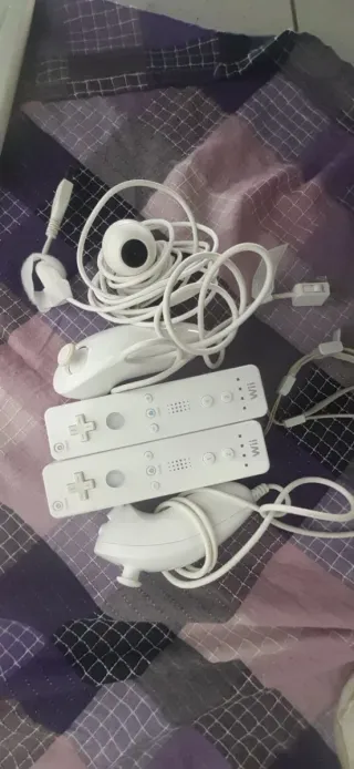 Nintendo Wii + 2 mandos + nunchucks + accesorios