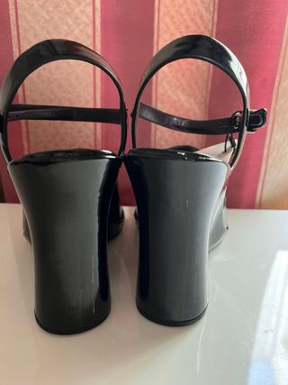 Sandalia charol negro zara