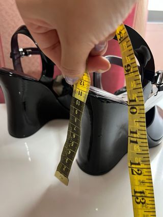 Sandalia charol negro zara