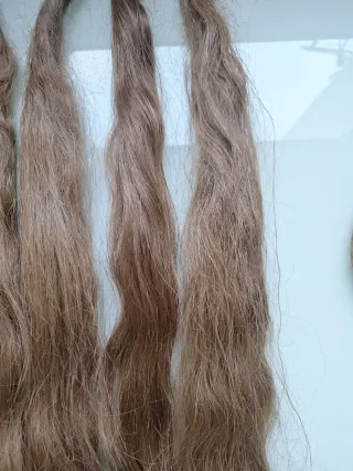 Extensiones de cabello rubio y rodetes