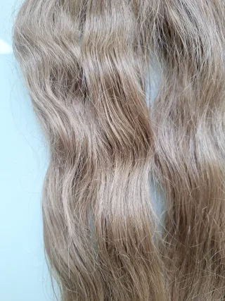 Extensiones de cabello rubio y rodetes
