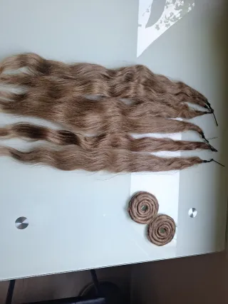 Extensiones de cabello rubio y rodetes