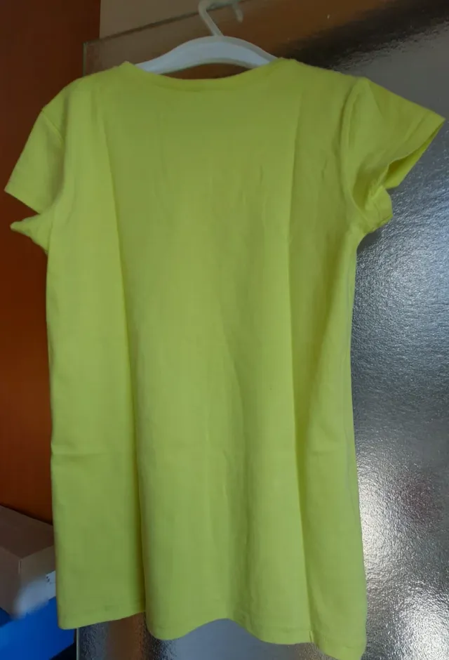 Camiseta Benetton amarilla con pedrería