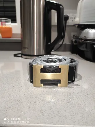 Cintura H  Pelle Nera Fibbia Oro