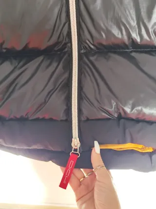 Abrigo Dichi Negro con Capucha y Pelo