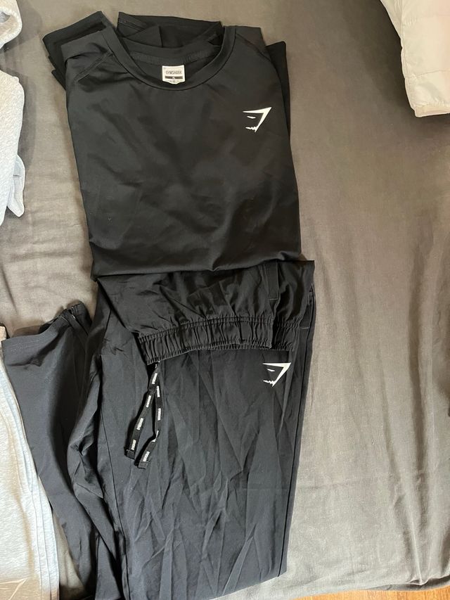 conjunto negro Gymshark: Camiseta larga y pantalón