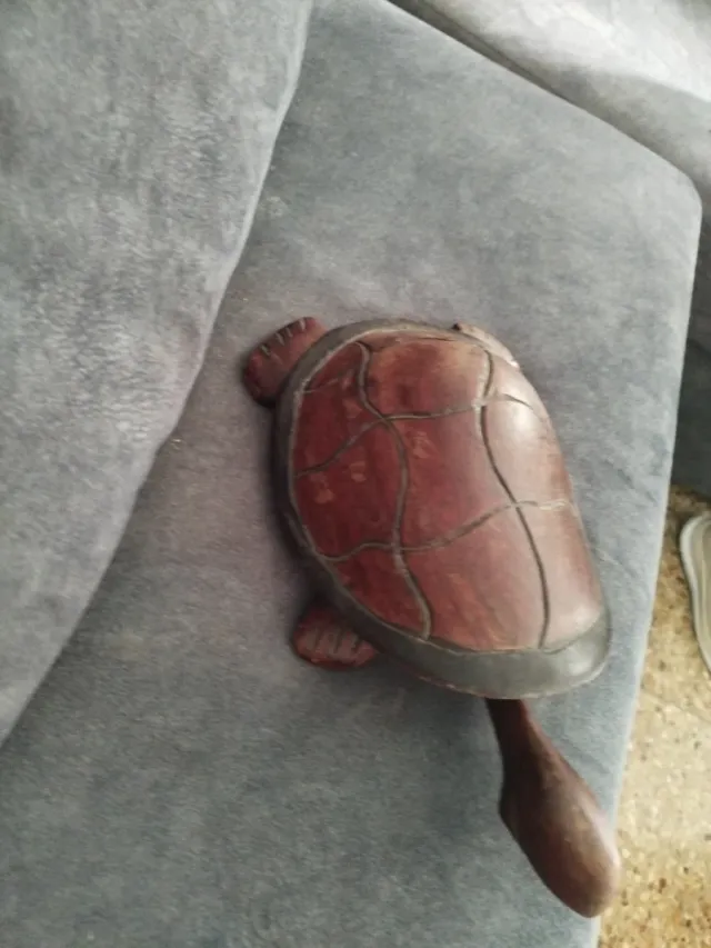 Tortuga de madera tallada