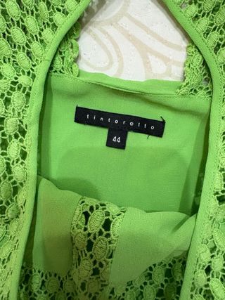 Vestido verde con cinturón y falda plisada