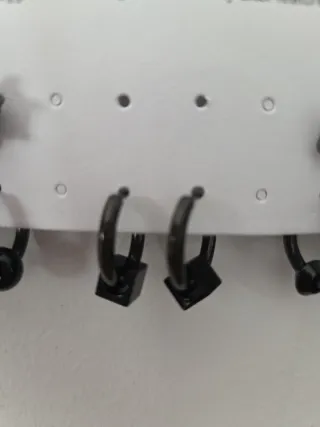 Pendientes chico hombre negros