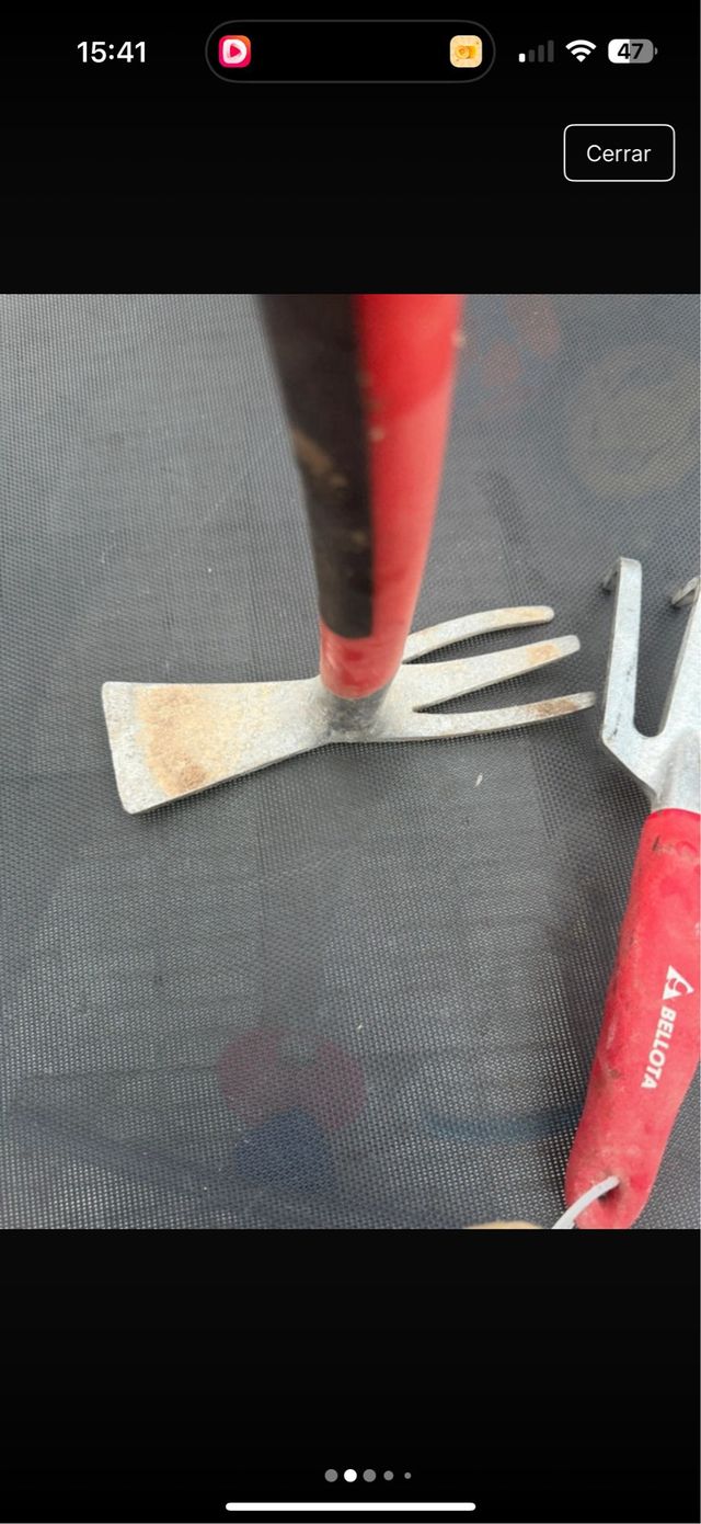 Rastrillo y pico de jardinería Bellota