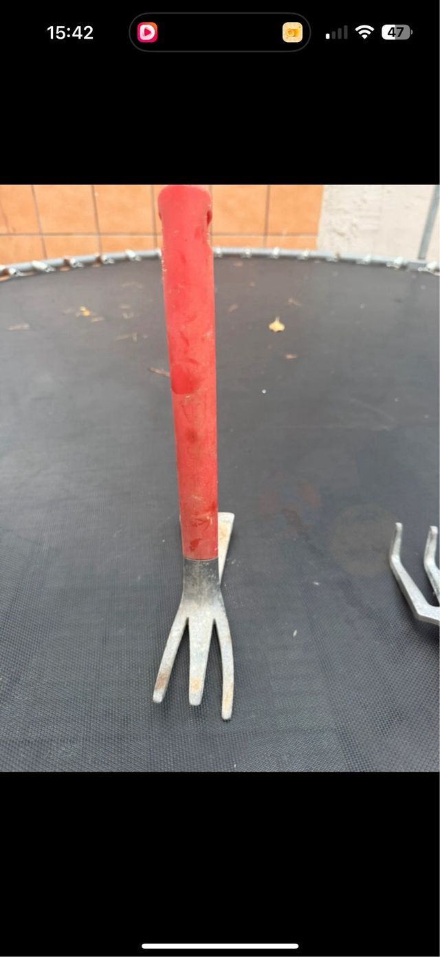 Rastrillo y pico de jardinería Bellota