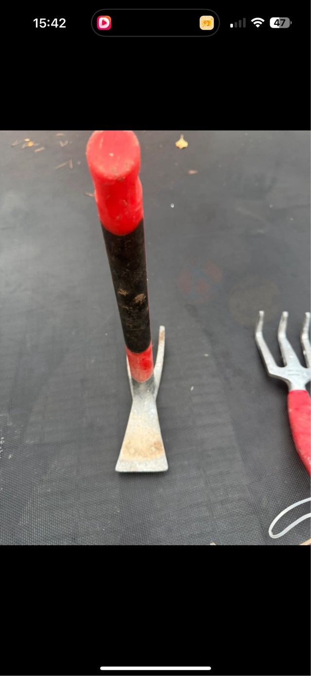 Rastrillo y pico de jardinería Bellota