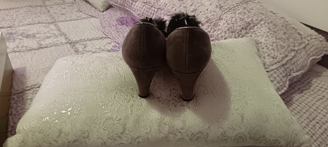 Zapatos de tacón Sacha London en color gris.