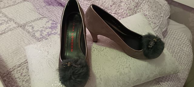 Zapatos de tacón Sacha London en color gris.