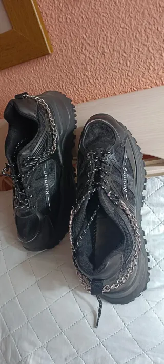 Zapatillas deportivas negras con cadena T42