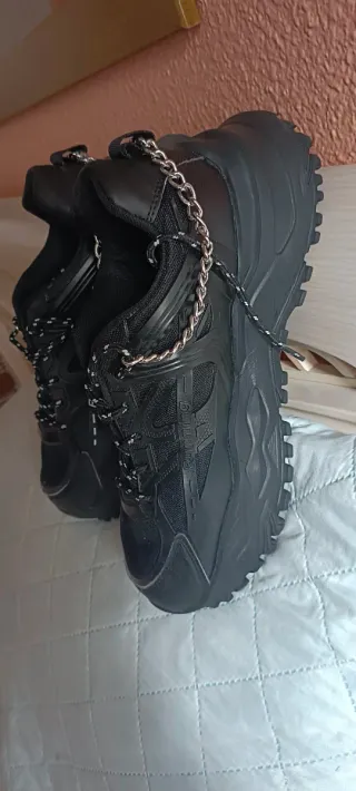 Zapatillas deportivas negras con cadena T42