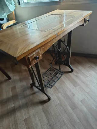 Máquina de coser Alfa antigua con pedal