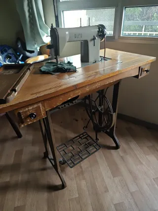 Máquina de coser Alfa antigua con pedal